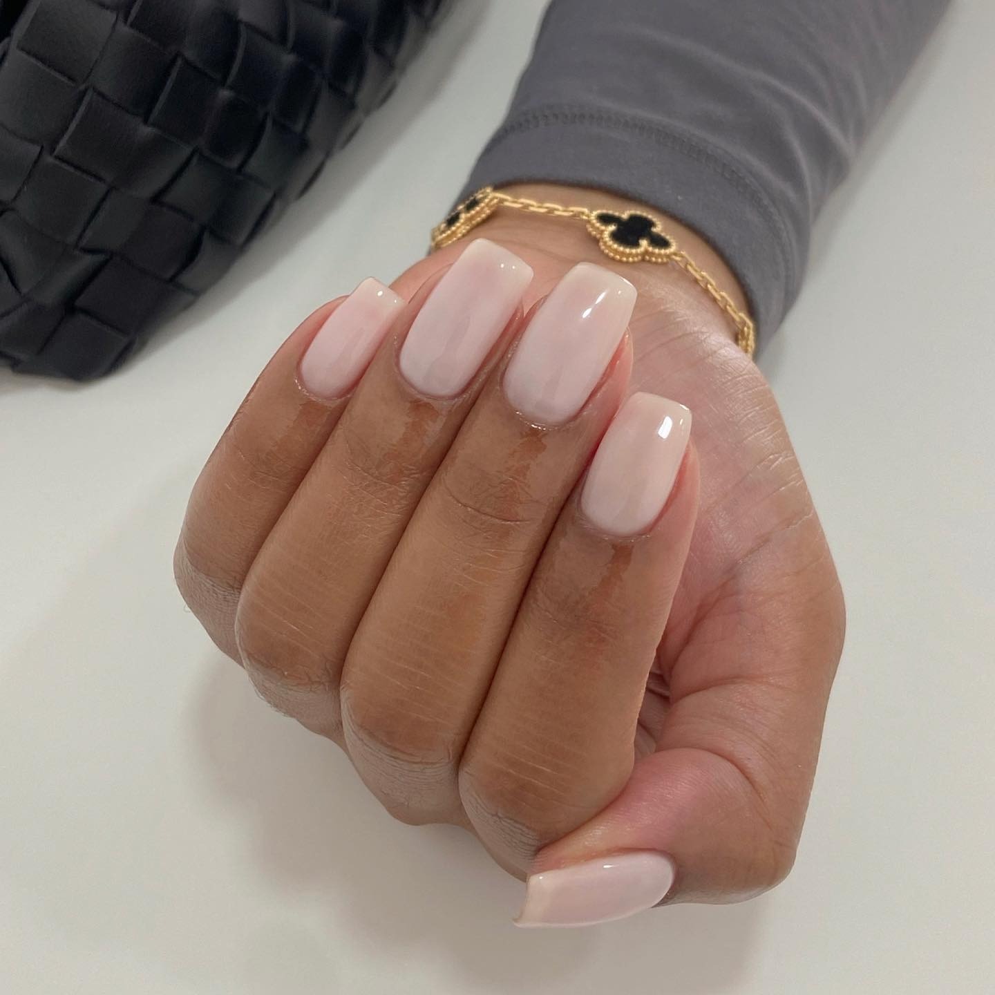 Manicure lunga e quadrata color latte con finitura scintillante
