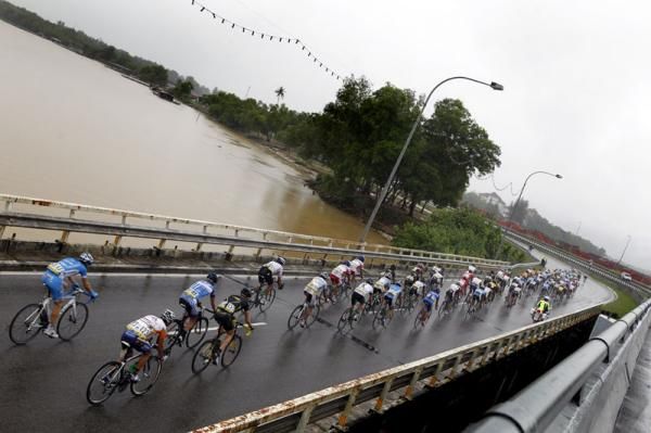 The peloton on stage 9 of the Tour de Lankawi