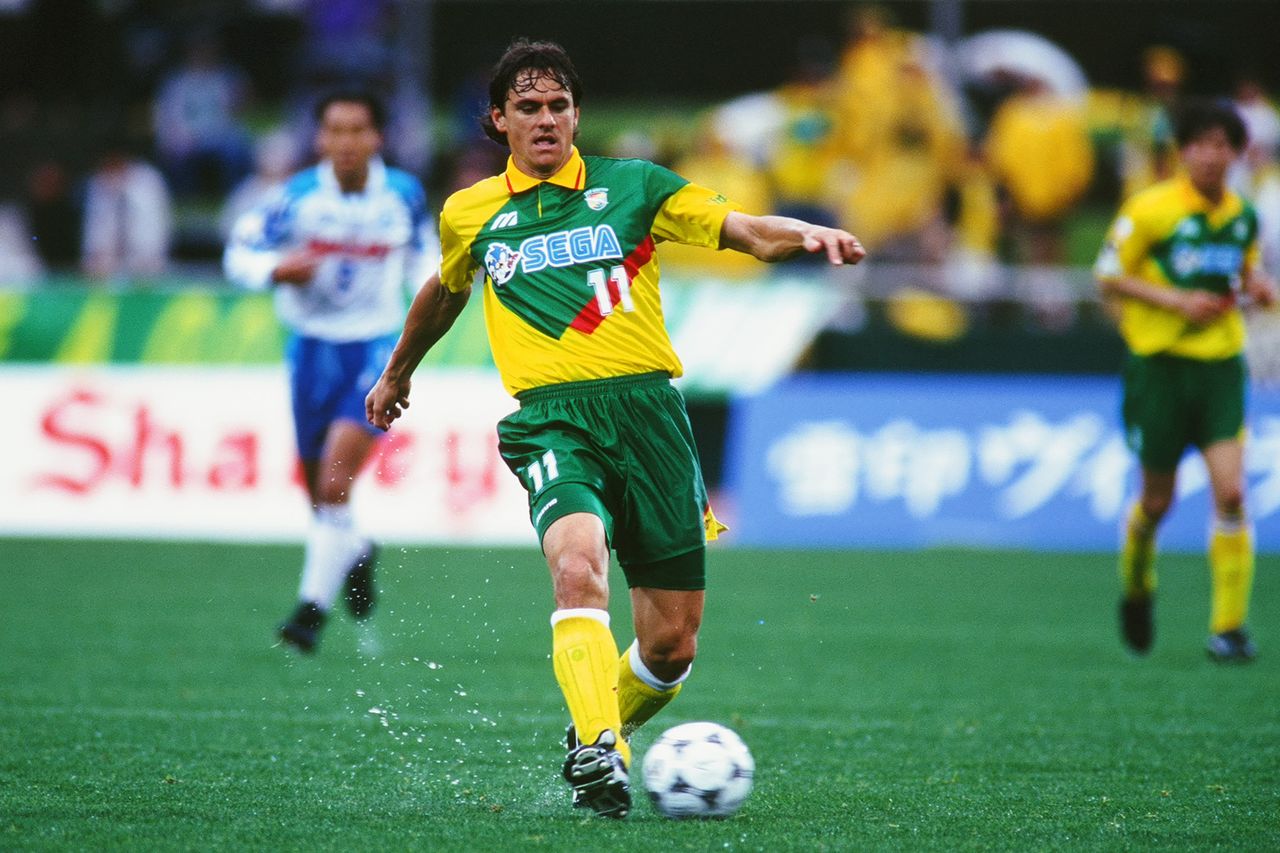 Wynton Rufer in action for JEF United Ichihara, 1995