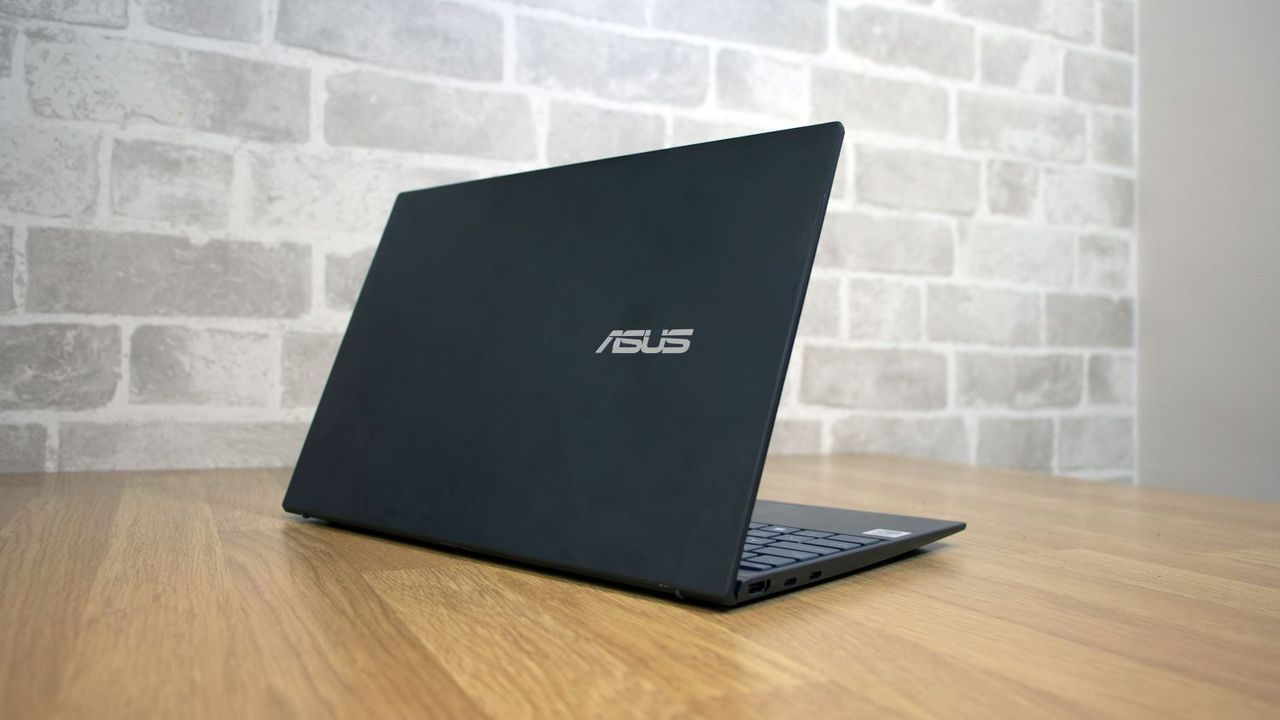 Asus ZenBook 14 UX425J rear