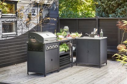 When to replace a grill - a new freestanding outdoor kitchen