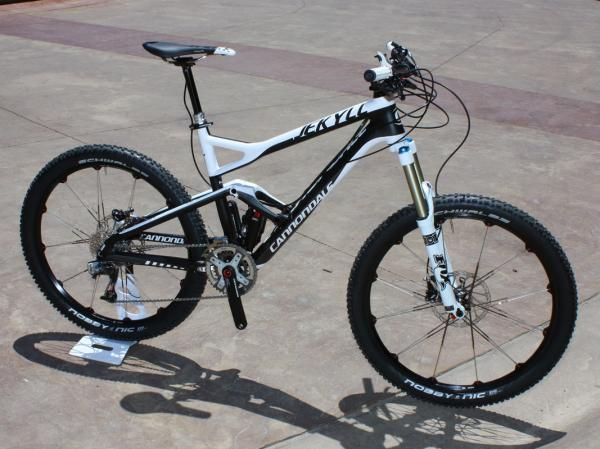 The Cannondale Jekyll Ultimate is touted as big and burly but at the same time a capable climber by virtue of its innovative Dyad-RT2 two-mode shock and light chassis.