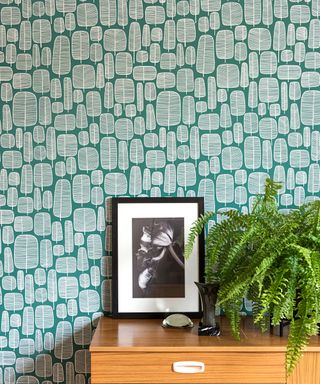 Abstract green wallpaper with leaf motif