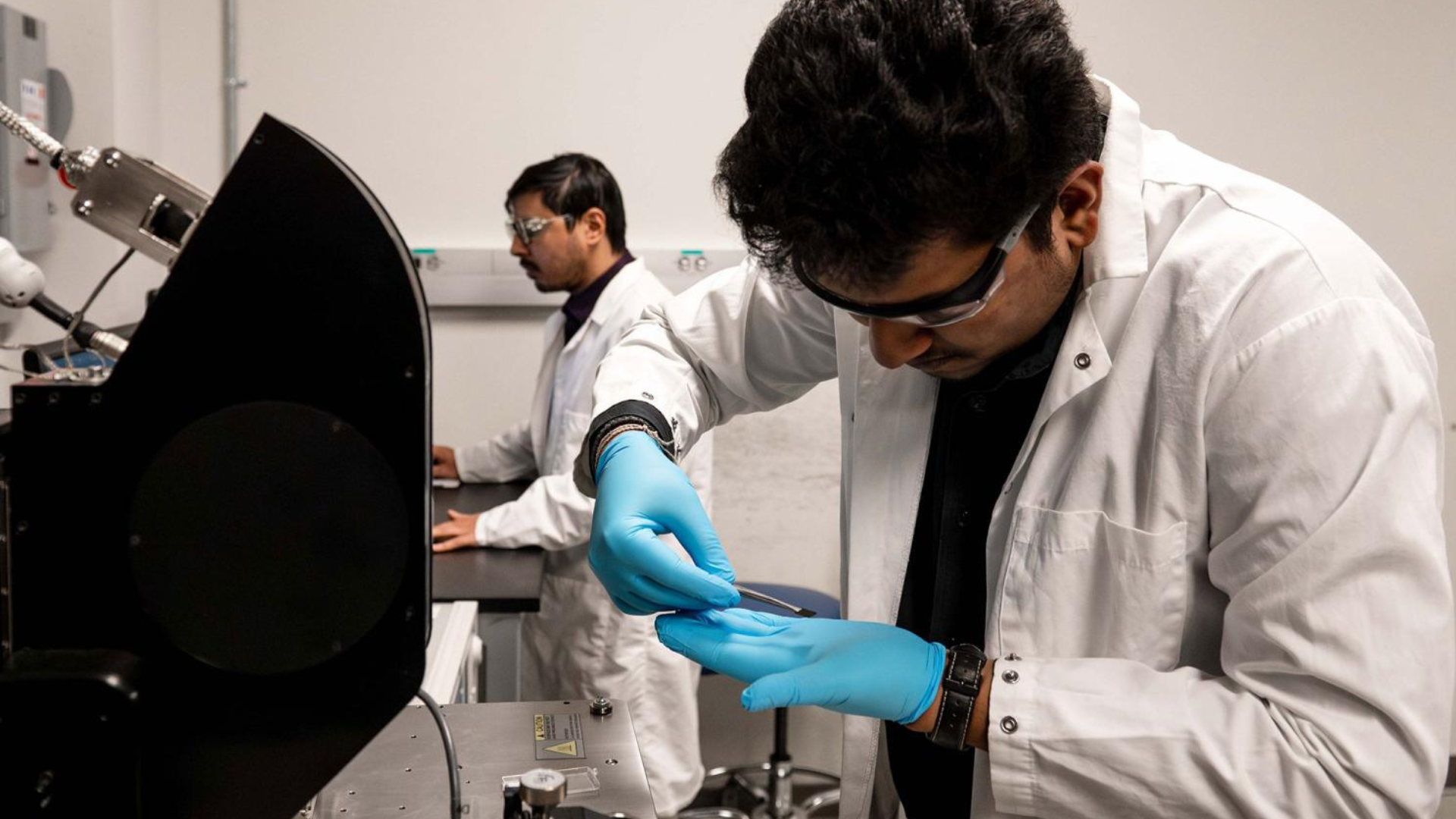 Researchers build atom-thin 2D thermometers that can be embedded directly in processors — can detect temperature changes in 100 nanoseconds, millions of times faster than the blink of an eye