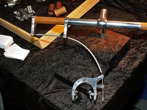 Cykelmagaren showed off this novel brake design. Pulling the section of housing in between the two clamps effectively increases tension in the cable and clamps the caliper on the rim.