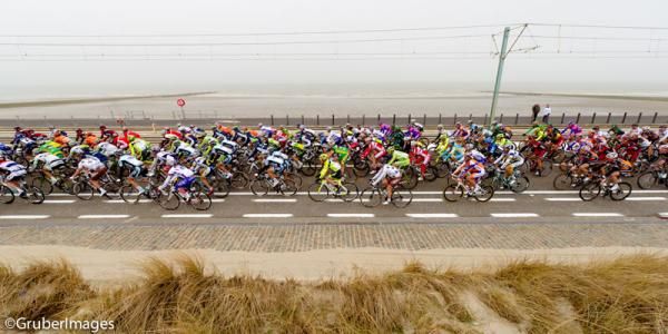 The peloton race along the coast