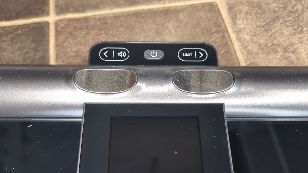 A close-up picture of the handle controls in the Renpho Morphoscan Nova smart scale