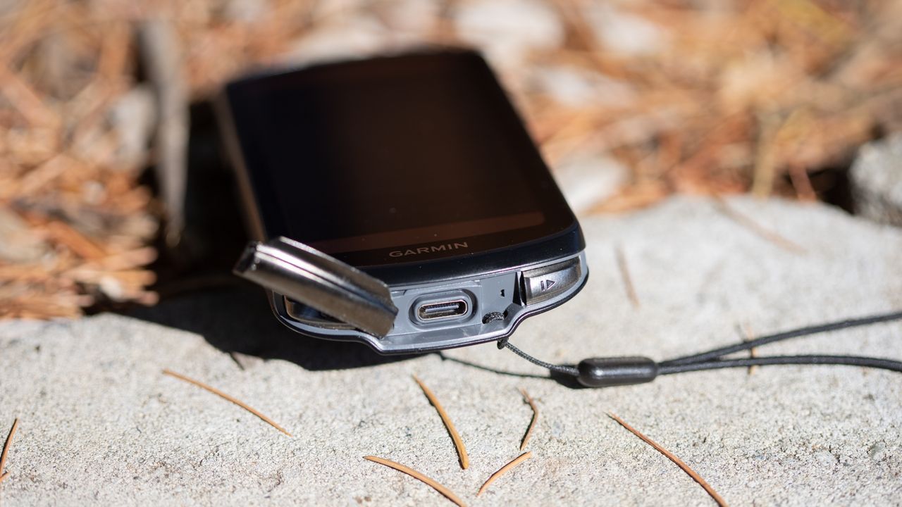 Garmin 1040 Solar USB-C charge port