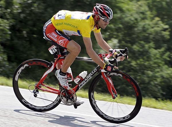 Alejandro Valverde (Caisse d'Epargne) on a descent.