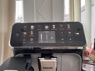 Philips Series 5500 LatteGo EP5546/70 Bean to Cup Coffee Machine