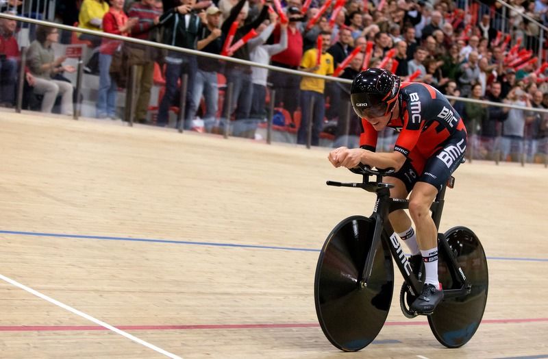 Rohan Dennis (BMC) established a new mark of 52.491 kilometres at the Velodrome Suisse in Grenchen