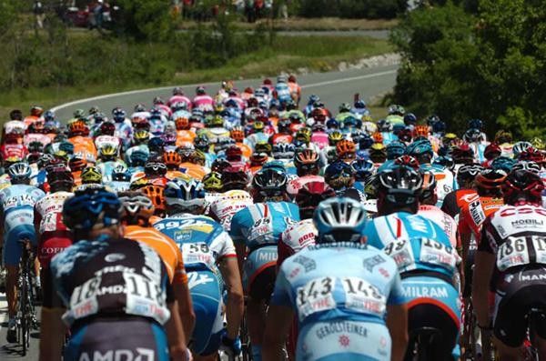 The peloton rolls along.
