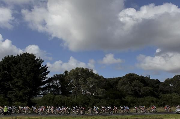 The pelton stretch out on their way to Nelson in stage 2 of the Tour of the Great South Coast
