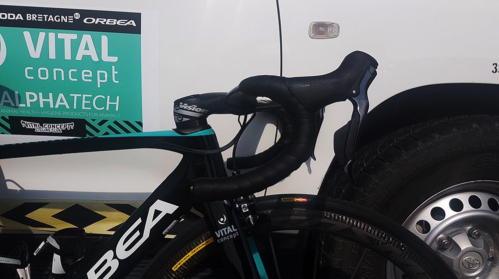 Shimano Dura-Ace R9150 levers provide the shifting and braking controls for Coquard