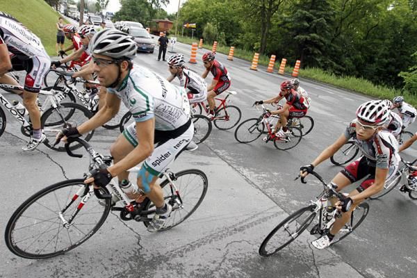 The riders faced rainy conditions for most of the last stage of Tour de Beauce 2010, but the sun finally showed up towards the end of the Tour.