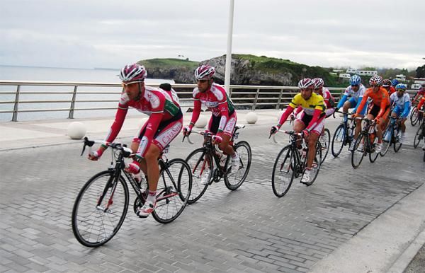 Andalucia - Cajasur sets tempo in the peloton.