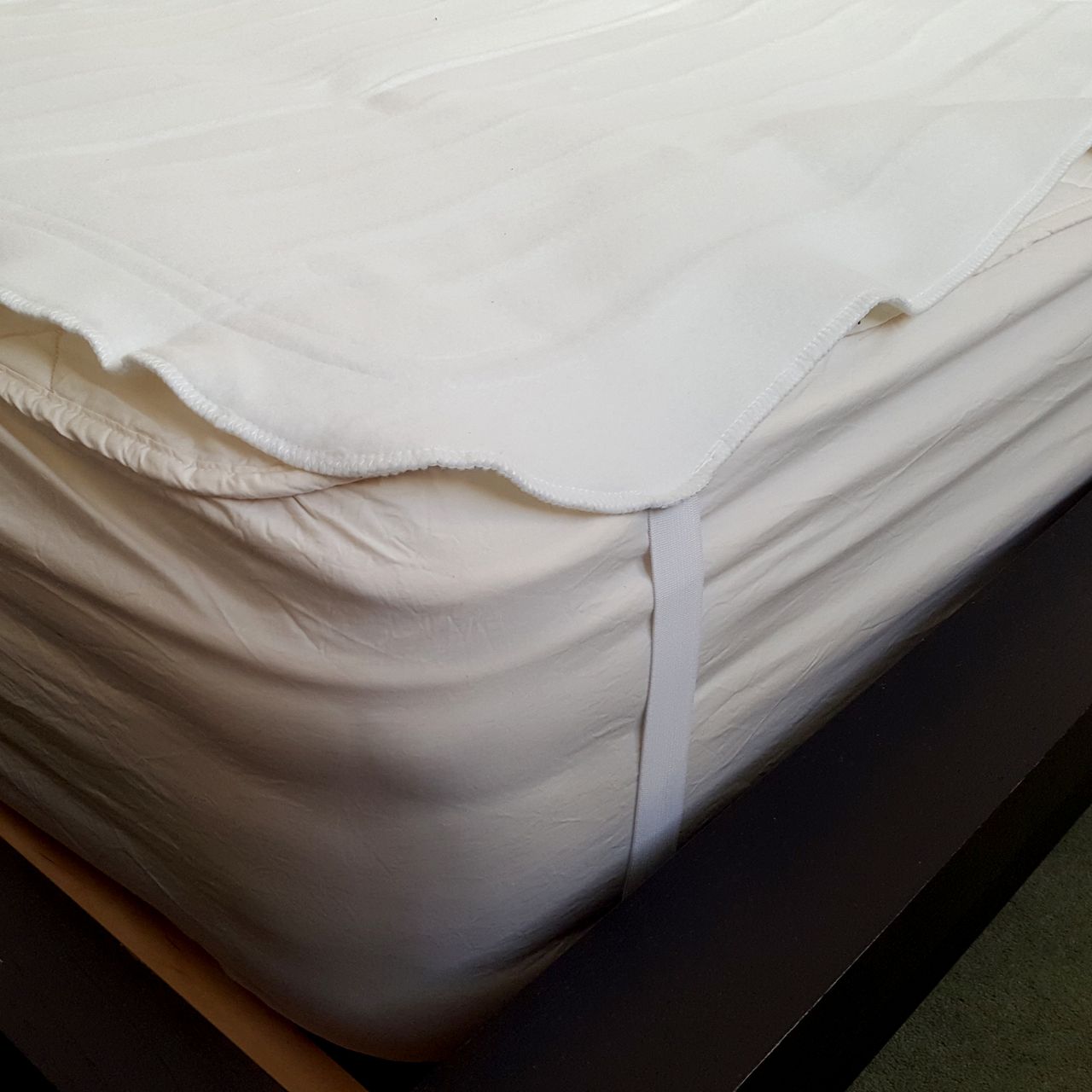 The corner of the Silentnight Yours &amp; Mine Dual-Control Electric Blanket showing its elasticated strap