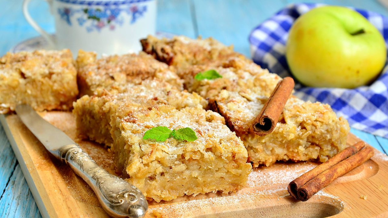 Cinnamon flapjacks with apples