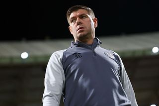 MECCA, SAUDI ARABIA - JANUARY 25: Steven Gerrard coach of Al Ettifaq looks on prior the Saudi Pro League match between Al Wehda and Al Ettifaq at King Abdualaziz Sport City Stadium on January 25, 2025 in Mecca, Saudi Arabia. (Photo by Yasser Bakhsh/Getty Images)