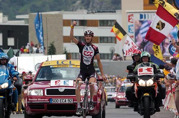 Frank Schleck (CSC) salutes in victory