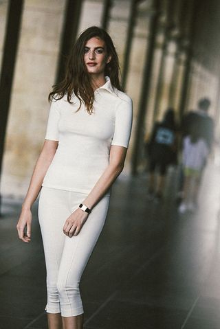 Female model wears Refine Jersey white shirt