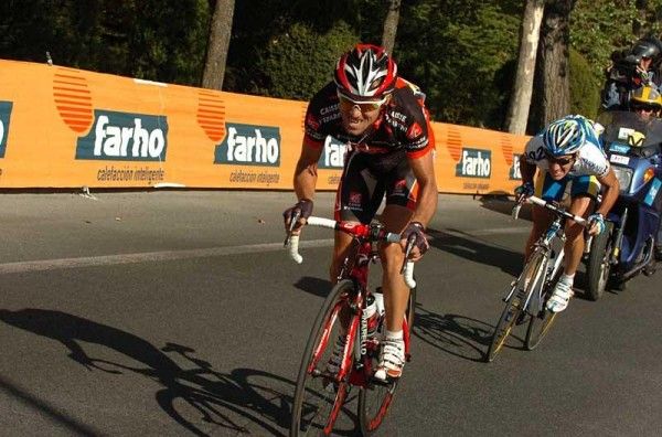 Arroyo has to work hard to get on the wheel of the Belarus rider.