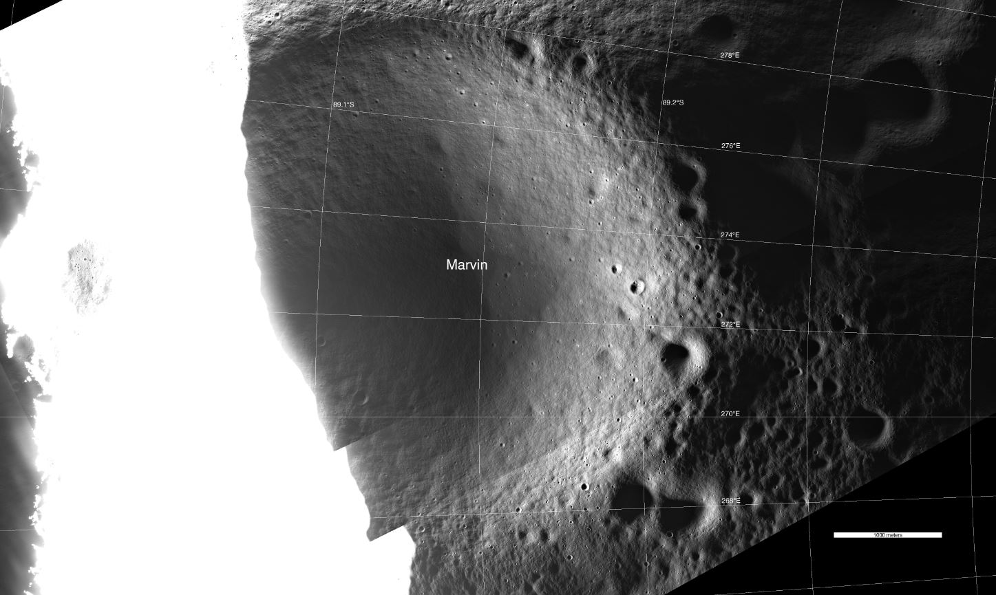 A Cratera Marvin foi fotografada usando luz refletida em comparação com os arredores inundados pela luz solar direta.