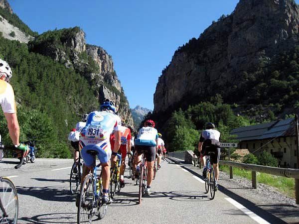 Peloton tackles the Gorges.