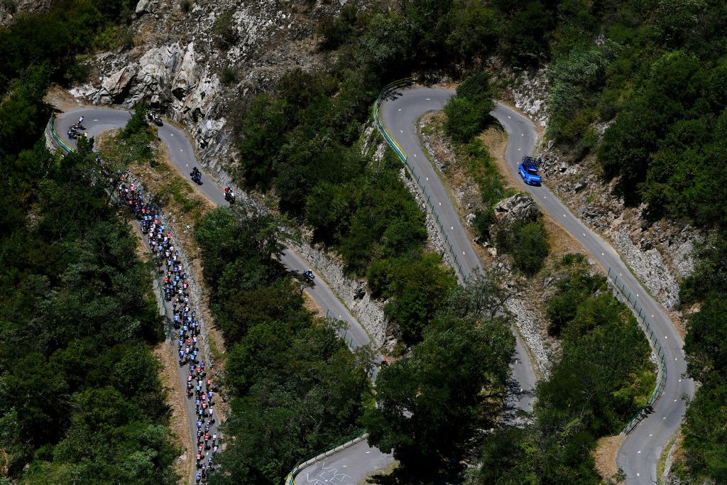 SERRE CHEVALIER FRANCE JULY 13 A general view of the peloton climbing the Lacets de Montvernier 775m during the 109th Tour de France 2022 Stage 11 a 1517km stage from Albertville to Col de Granon Serre Chevalier 2404m TDF2022 WorldTour on July 13 2022 in Col de GranonSerre Chevalier France Photo by Tim de WaeleGetty Images