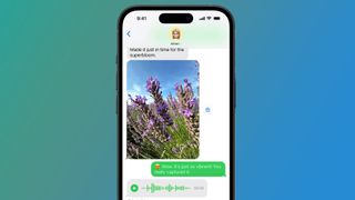 Un iPhone sur fond vert et bleu affichant des messages RCS