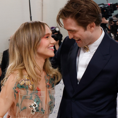 Suki Waterhouse and Robert Pattinson attend the 2023 Costume Institute Benefit celebrating "Karl Lagerfeld: A Line of Beauty" at Metropolitan Museum of Art on May 01, 2023 in New York City.