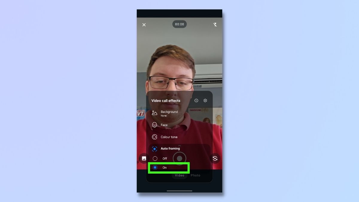 Снимок экрана, показывающий шаги по включению автоматического кадрирования на телефоне Samsung: включите автоматическое кадрирование