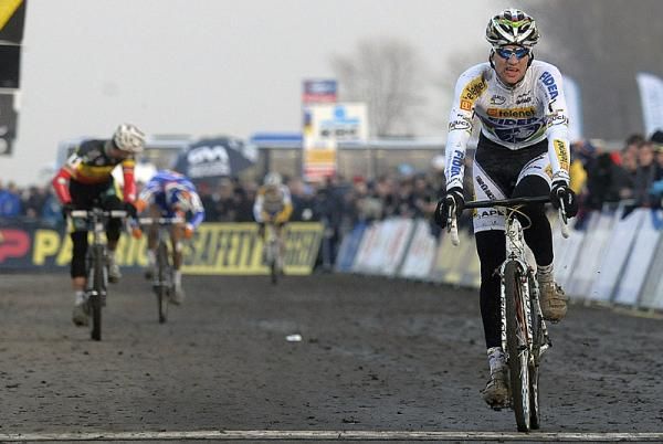 Zdenek Stybar (Telenet - Fidea) bests Sven Nys (Landbouwkrediet) for second place.
