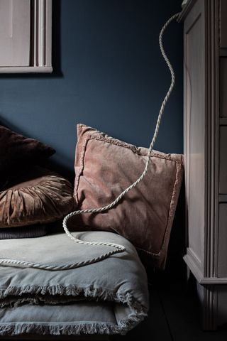 white lighting flex over a blue sofa