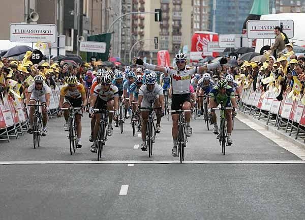 Kirchen denies Possoni a stage win, but keeps it in the team.