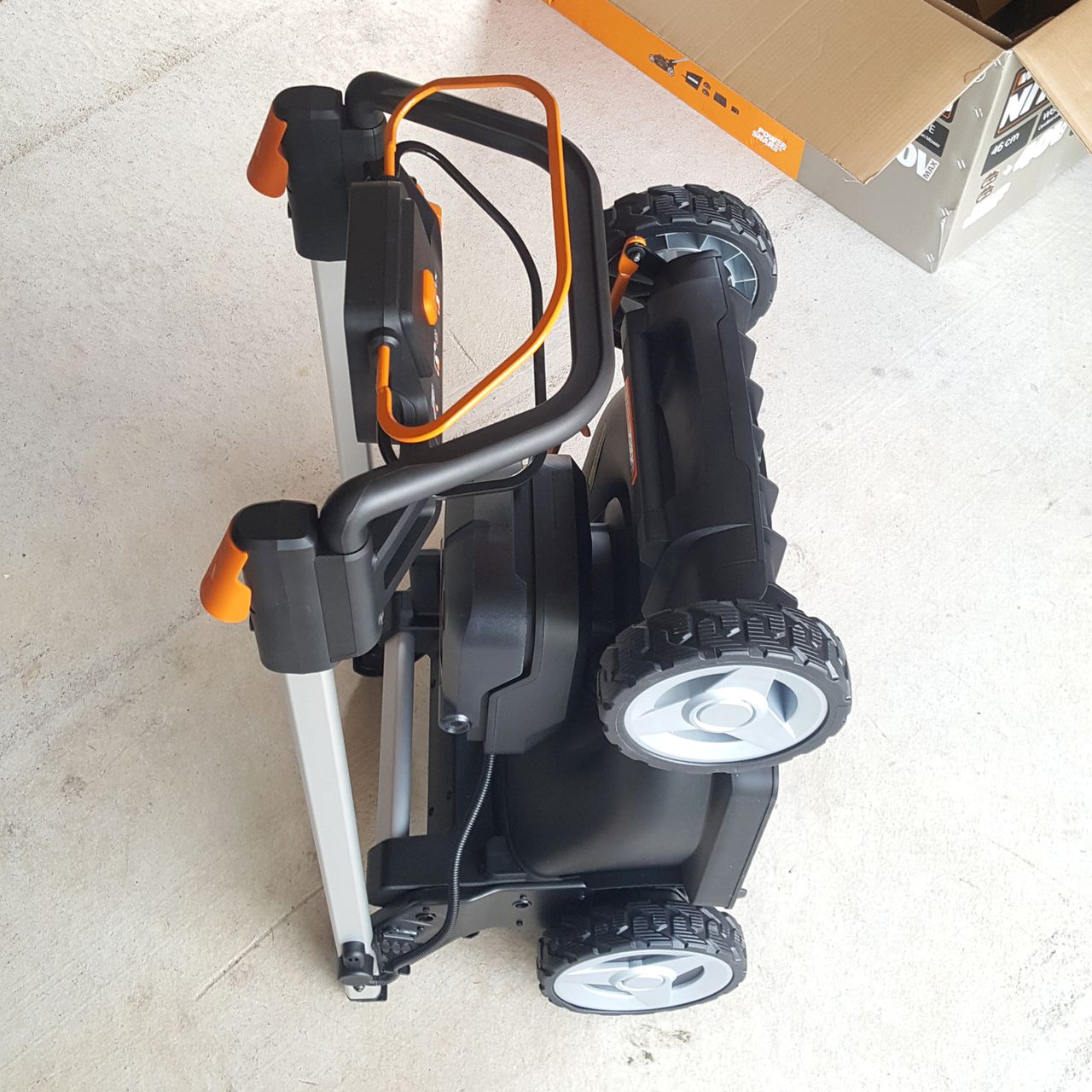 Worx WG749E 46cm Cordless Self-Propelled Lawn Mower
