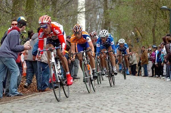 Mattan leads Kroon and Pozzato off the Kemmelberg