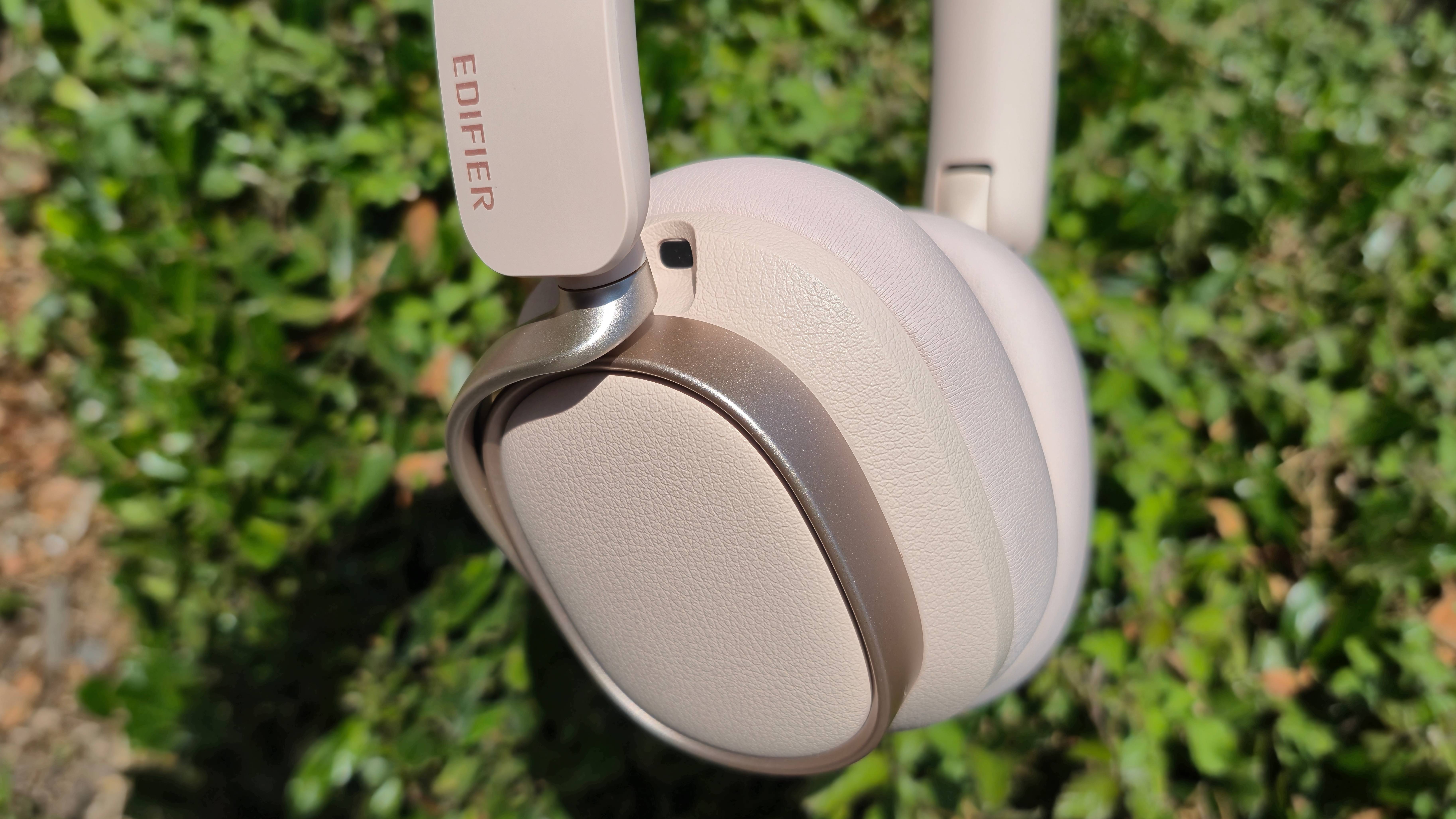 A side view of the Edifier ES850NB headphones, showing the headband cut out on the outside of the ear cup.
