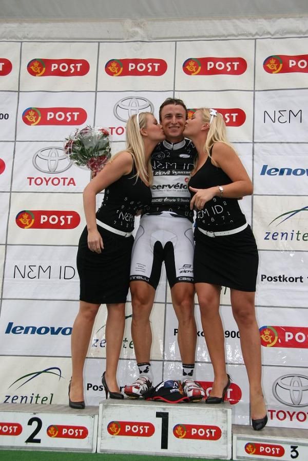 Dominique Rollin (Cervelo TestTeam) in the climber's jersey.