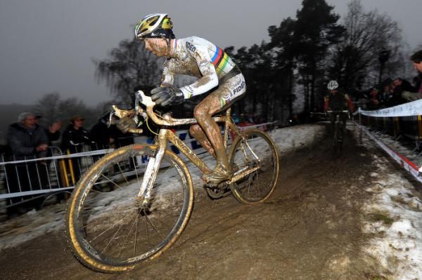 Stybar puts pressure on Nys on the final laps.