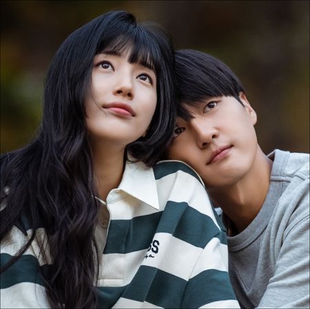 Bae Suzy as Lee Doona, Yang Se-jong as Lee Won-jun in DOONA!