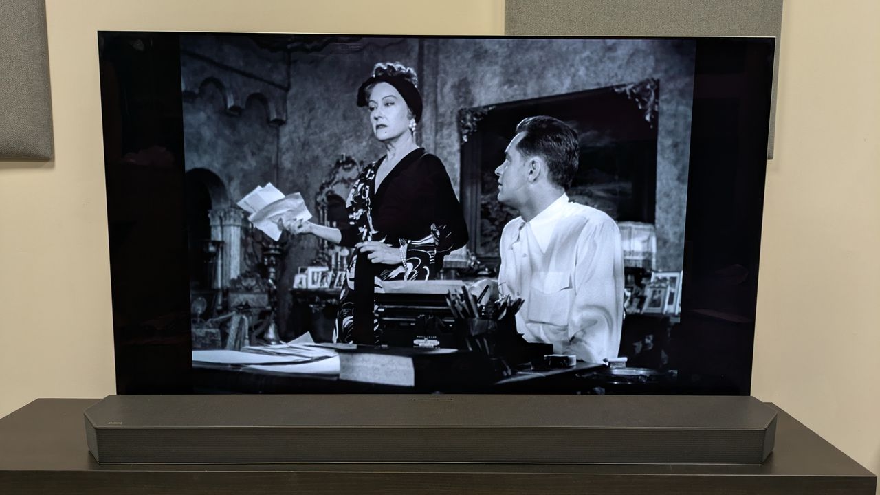 Sunset Boulevard 4K Blu-ray showing Gillis and Desmond by typewriter on LG G5