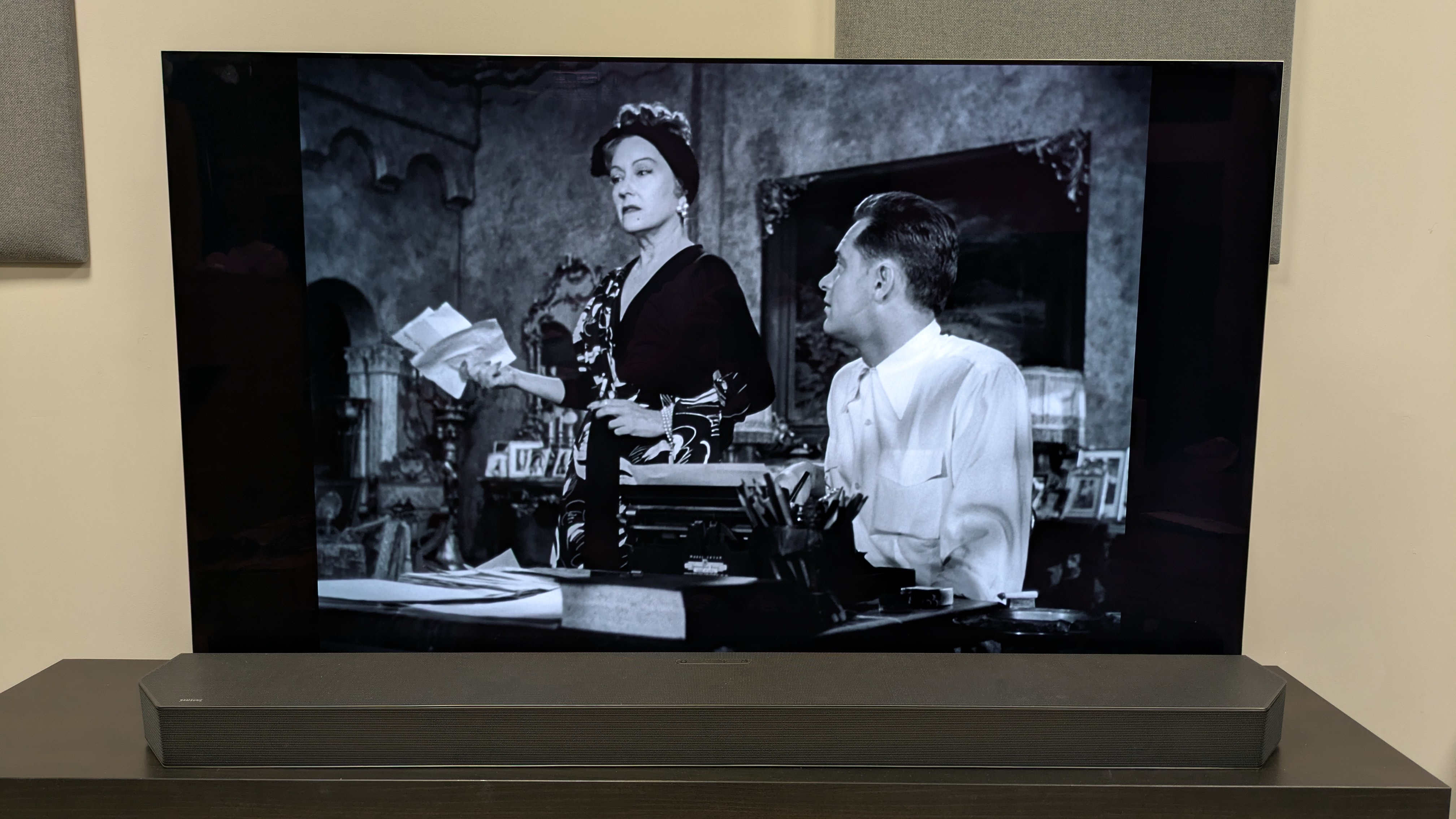 Sunset Boulevard 4K Blu-ray showing Gillis and Desmond by typewriter on LG G5 