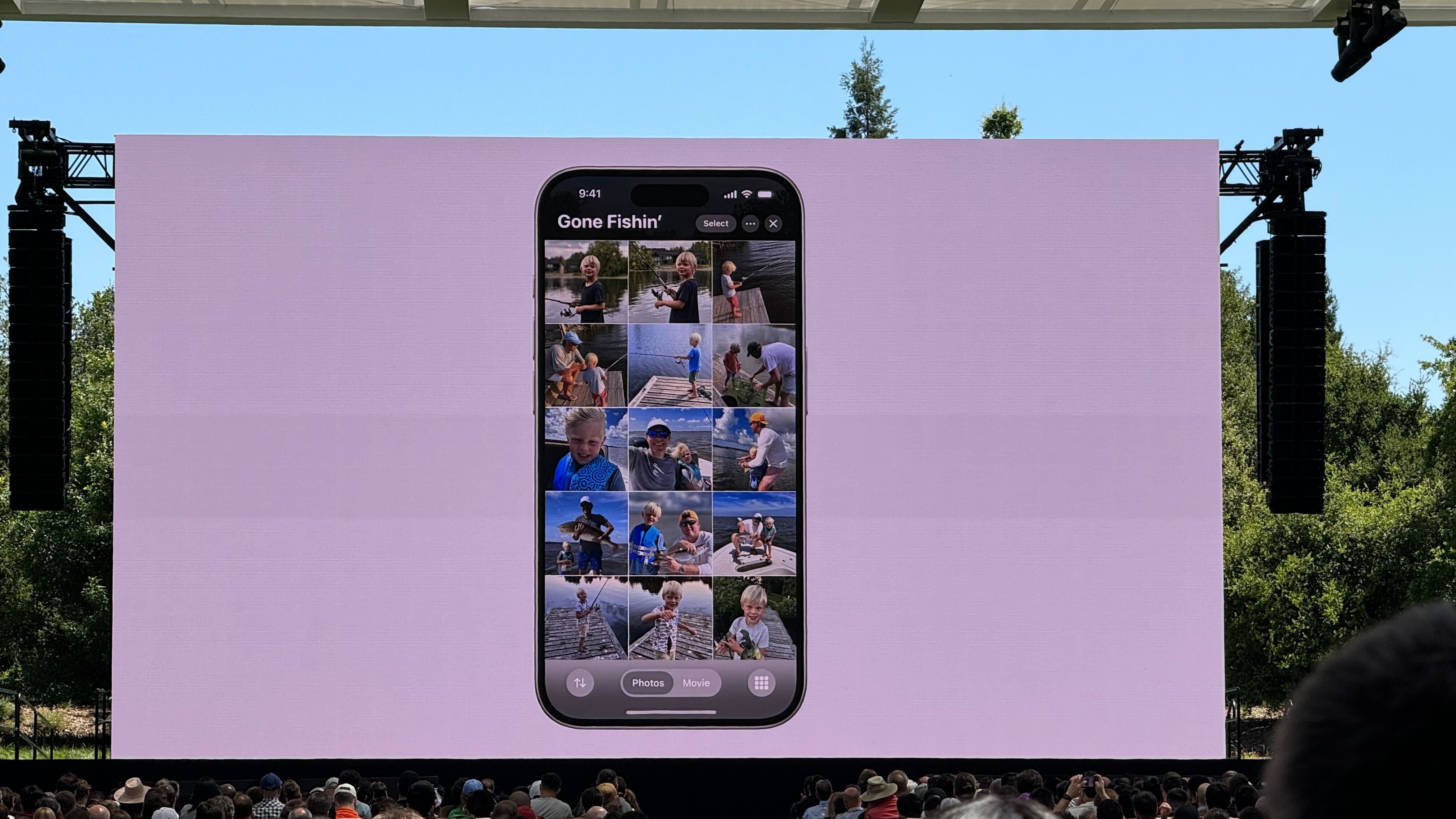Imágenes de Apple Intelligence aparecen en el escenario de la WWDC 2024