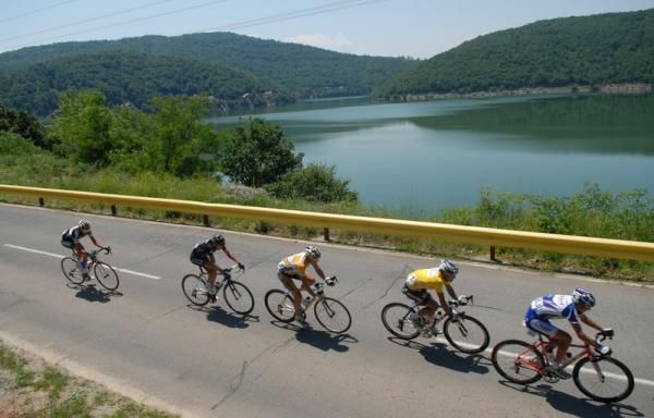 The peloton on stage five.