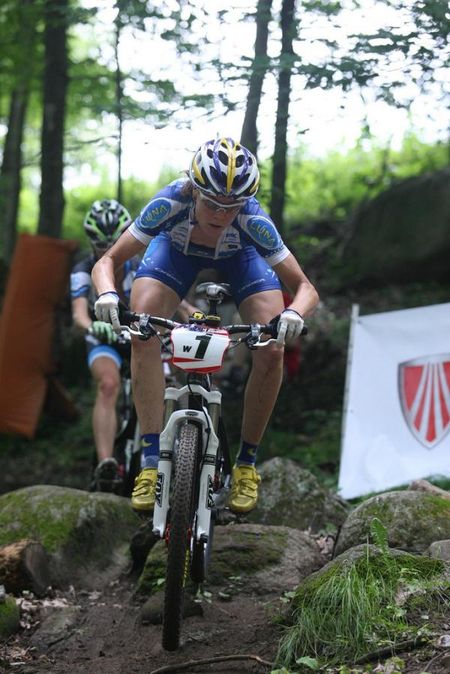 Georgia Gould (Luna Pro Team) leads Willow Koerber (Subaru Trek). The two traded the lead, but Gould ultimately pulled away to take the win at the 2010 Subaru Cup Pro XCT.