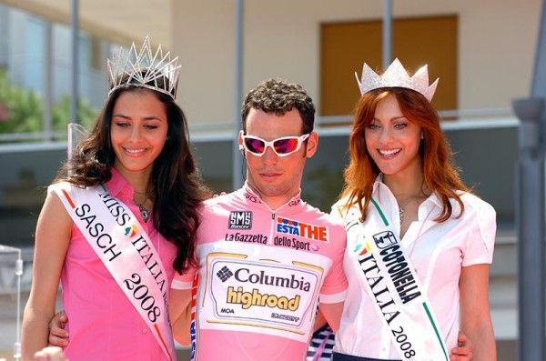 Maglia rosa Mark Cavendish (Columbia-Highroad) with Le Misses at the start.