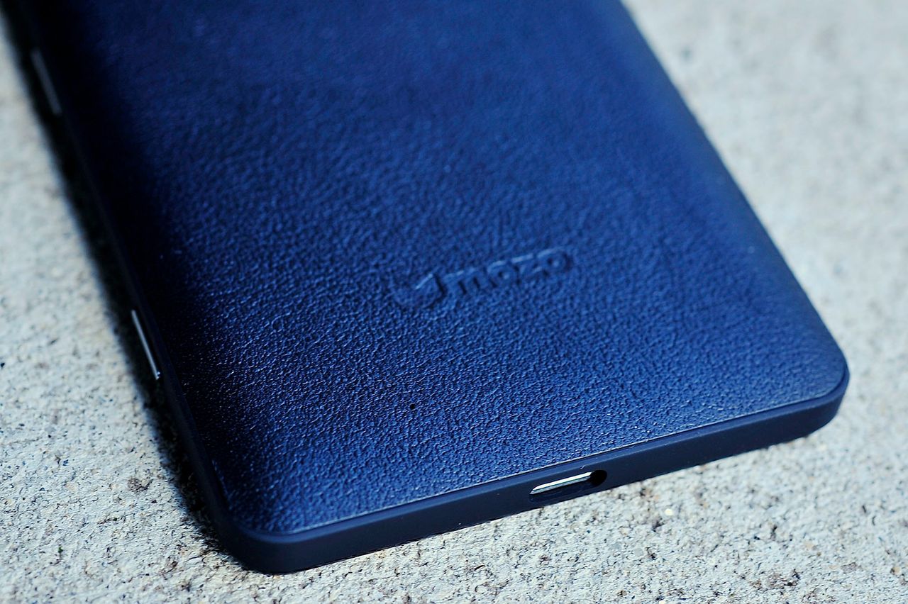 Mozo Black Rim for Lumia 950
