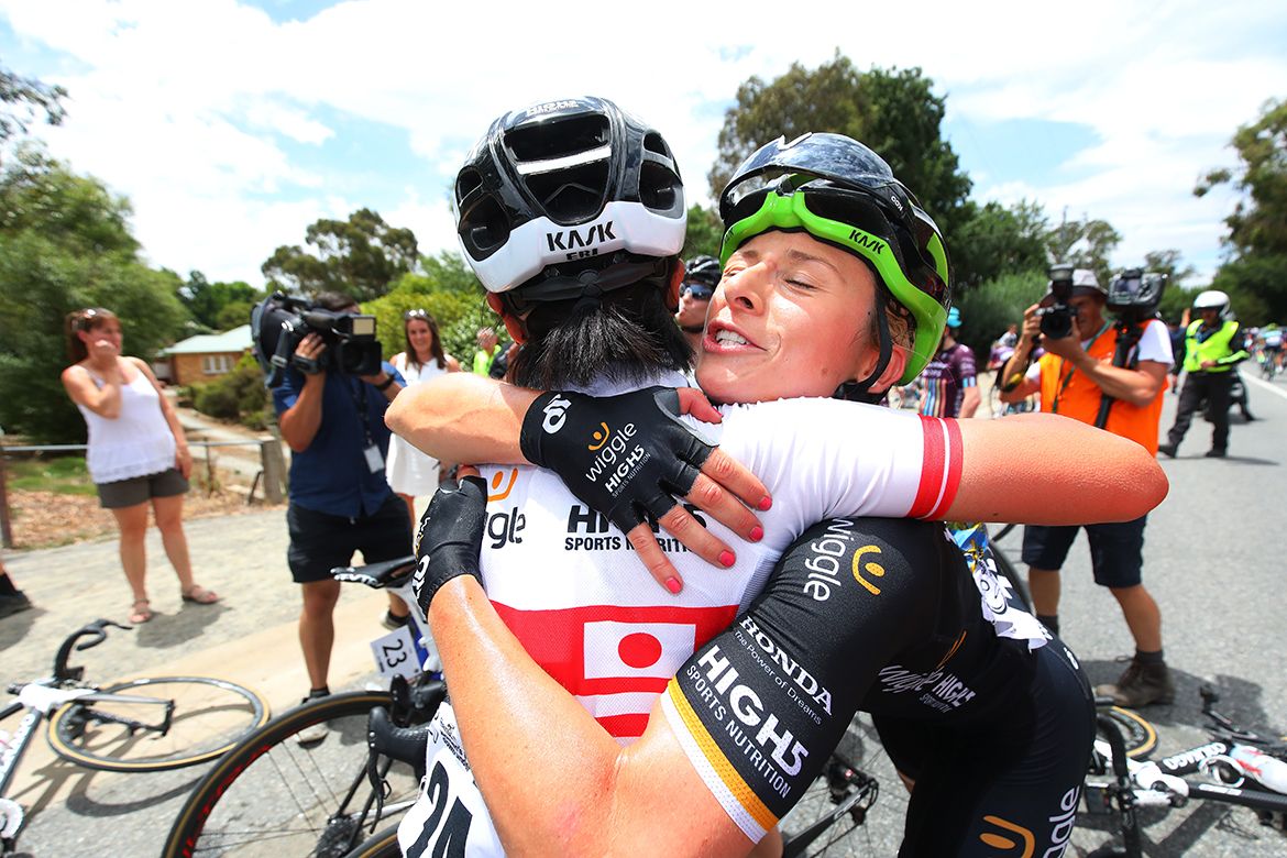 Hugs for Annette Edmondson (Wiggle High5)