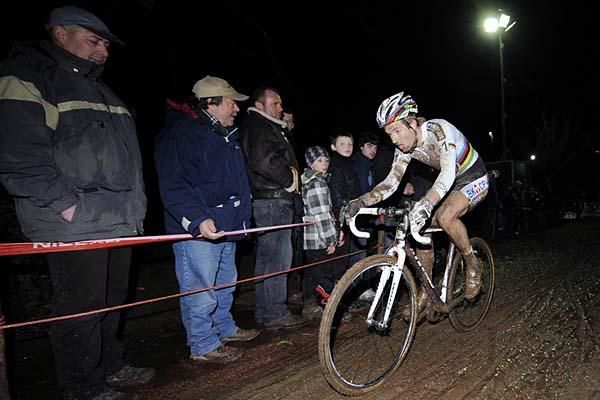 Niels Albert (BKCP Powerplus) powers through the mud.